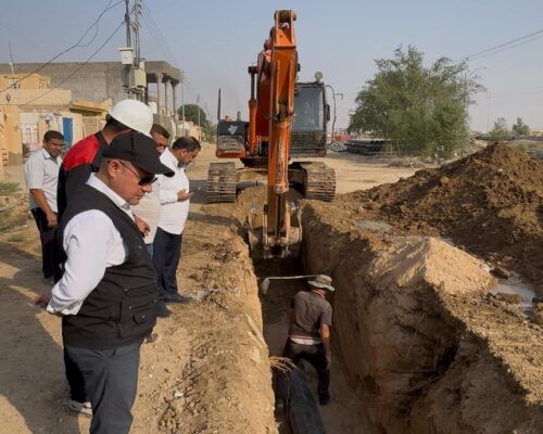 مدير عام البلديات العامة يزور مشروع تبليط الشوارع وتطوير الأحياء السكنية في قضاء علي الغربي