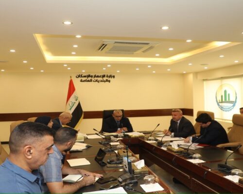 مدير عام البلديات العامة يشارك في اجتماع لإستعراض موقف مشاريع الخطة الاستثماريه التي تنفذها المديرية