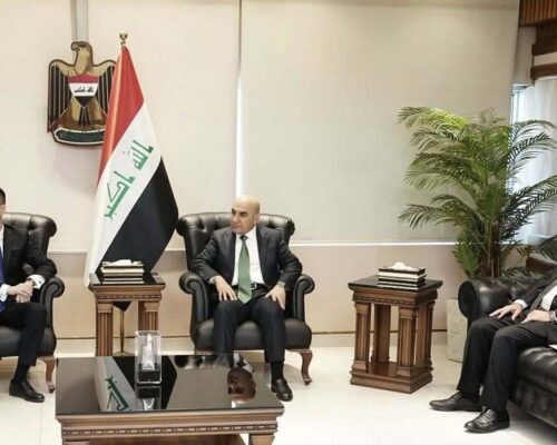 مدير عام البلديات العامة يحضر توقيع محضر استلام الآليات التخصصية ضمن المنحة الصينية