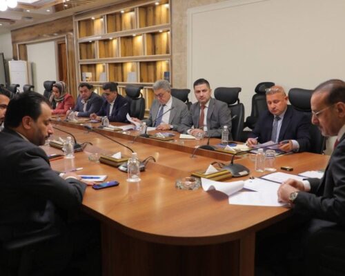 مدير عام البلديات العامة يشارك في اجتماع متابعة تخصيص أراضٍ لمبادرة إنشاء (4000) دار سكني