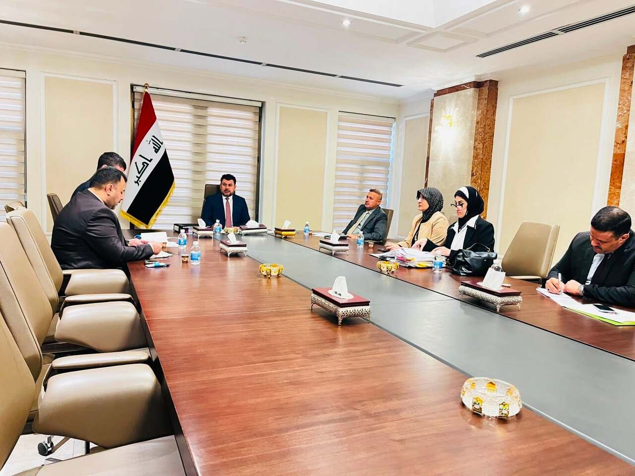 مدير عام البلديات العامة يشارك في اجتماع اعضاء لجنة الأمر الديواني الحادي عشر