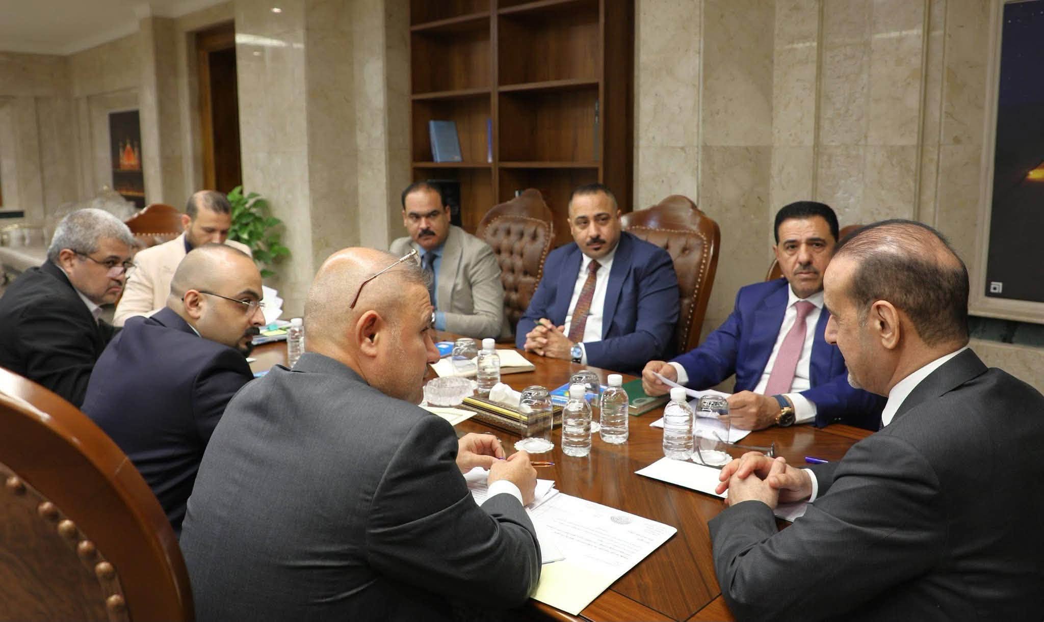 مدير عام البلديات العامة يشارك في الاجتماع الأول للجنة مبادرة رئيس مجلس الوزراء لتوزيع مليون قطعة أرض سكنية